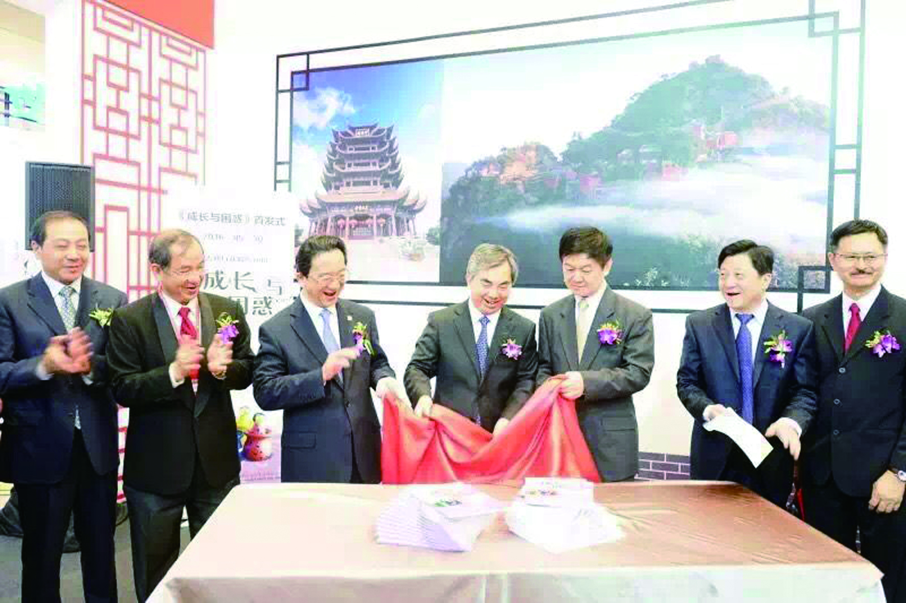 时任省委常委、宣传部部长梁伟年等领导为湖北传媒周开幕式揭幕